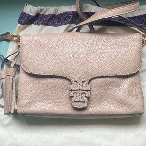 Tory Burch crossbody pocketbook.  Kept in sleep bag and excellent condition 💕